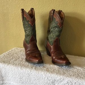 Ladies Size 6 Ariat Cowboy Boots.